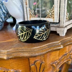 Vintage Chunky Wide Black Lucite and Gold Foil Leaf Bangle Bracelet